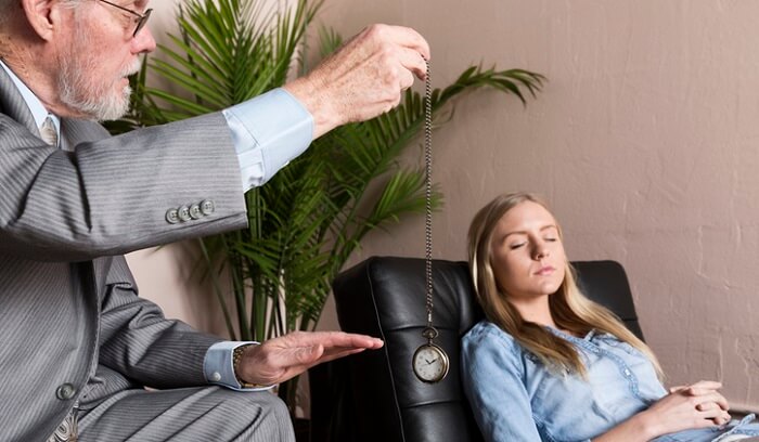 muški terapeut koji koristi hipnozu na ženama
